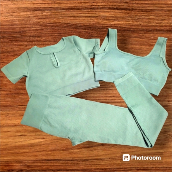 New 3pcs Yoga or Workout outfits for Women/Seamless/Thick and stretchable - Picture 1 of 7